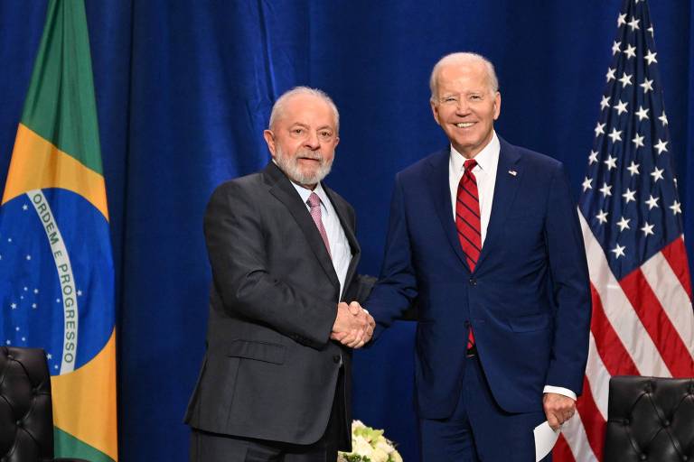 O presidente Lula (esq.) ao do presidente dos Estados Unidos, Joe Biden, durante encontro na sede da ONU, em Nova York