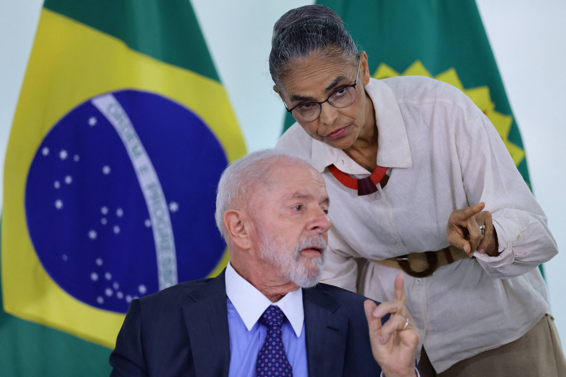 Queimadas: Lula propõe mais dinheiro e aviões contra fogo - 17/09/2024 -  Cotidiano - Folha