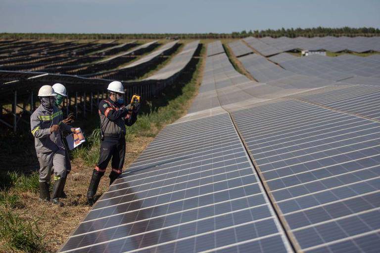 Painéis fotovoltaicos em usina solar Guaibê da AES Tiete em Bauru (SP)
