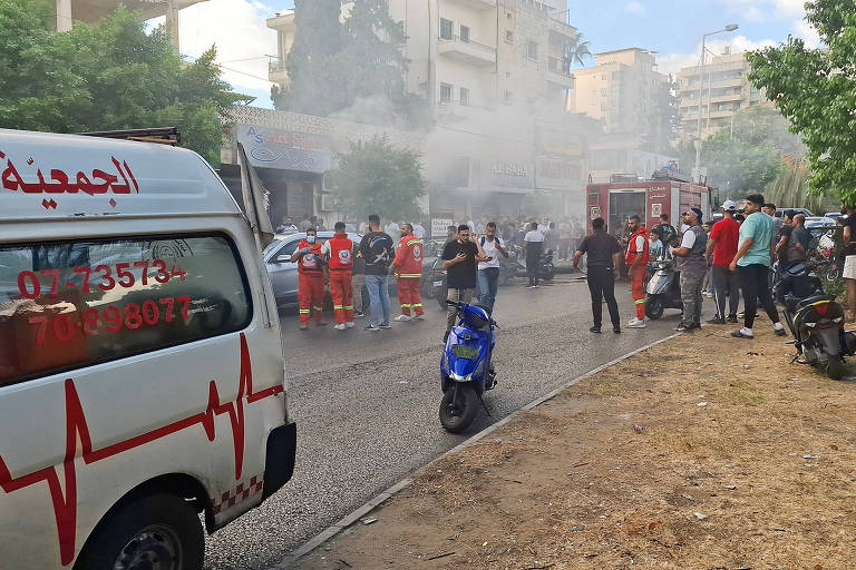 Socorristas chegam a local atingido por explosão nesta quarta (18) em Sídon, no Líbano