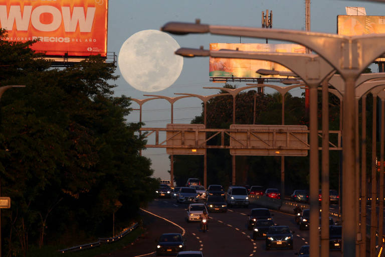 Lua visto em meio a uma avenida