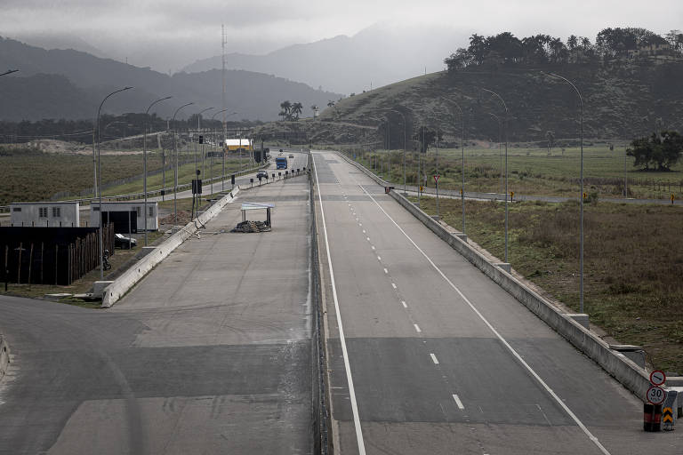 Trecho em pista dupla do novo contorno sul; metade da rodovia é de mão simples