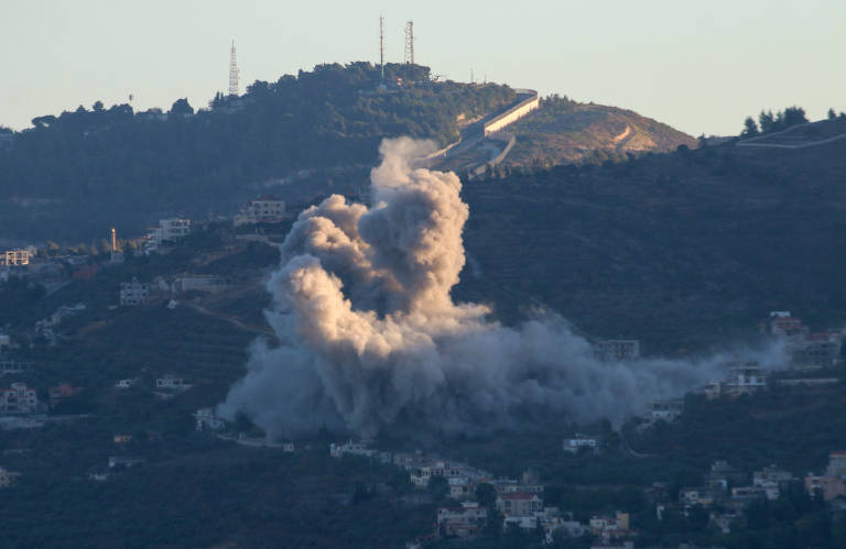 O vilarejo de Kfar Kila, no Líbano, é bombardeado por Israel; o país anunciou uma 'nova fase da guerra' após as explosões de pagers