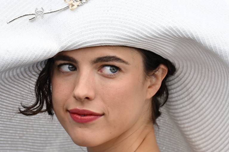 A atriz e modelo norte-americana Margaret Qualley posa durante uma sessão de fotos para o filme "Kinds Of Kindness" na 77ª edição do Festival de Cinema de Cannes, em Cannes, sul da França