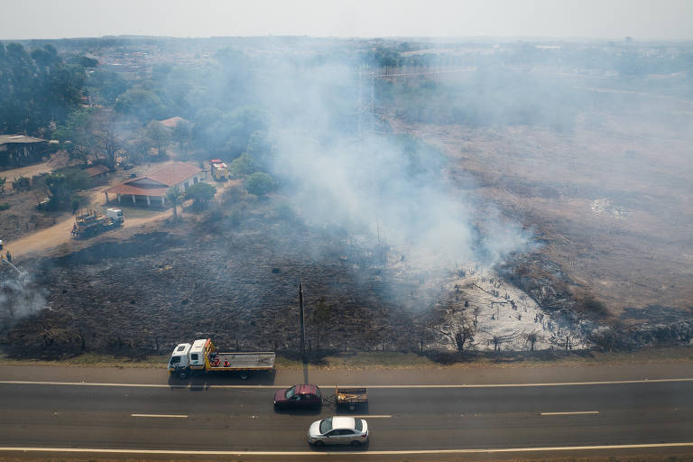 Incêndio na rodovia Governador Adhemar Pereira de Barros, em Mogi Guaçu (SP), possivelmente causado por queimada de lixo próximo de uma chácara.