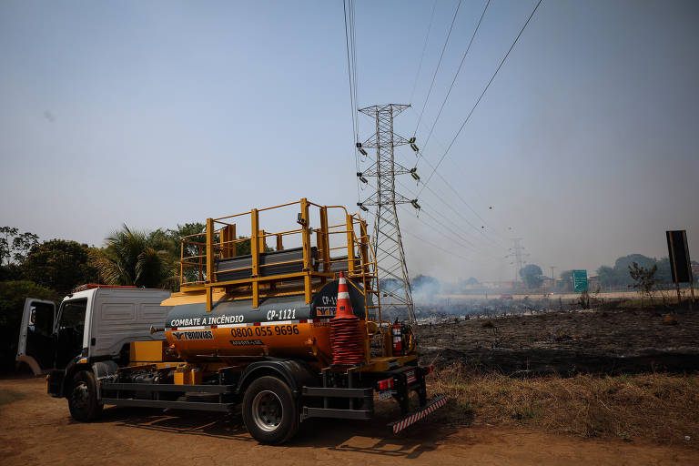 Bombeiros controlam Incêndio na rodovia Governador Adhemar Pereira de Barros, em Mogi Guaçu (SP).