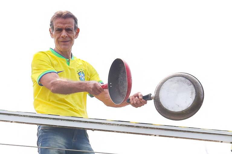 Ator Mário Gomes bate panela antes de despejo