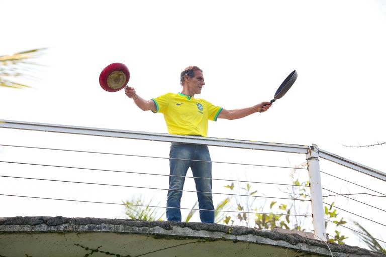 Ator Mário Gomes bate panela antes de despejo