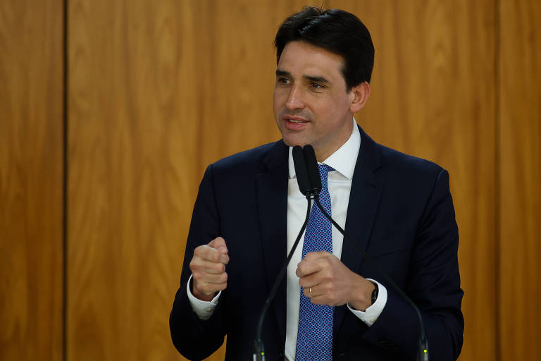 Fala de Eduardo Bolsonaro me deu vergonha, diz ministro
