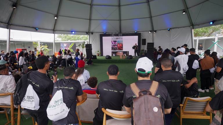 Jovens do projeto Cri.Ativos da Favela durante visita ao Rock in Rio