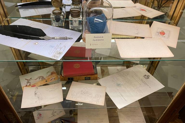 Monóculo e manuscritos de Eça de Queiroz em hotel de Aveiro， em Portugal