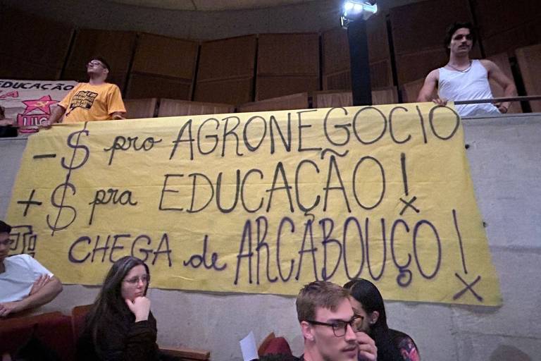 Cartaz com críticas ao ministro da Fazenda, Fernando Haddad, na USP (Universidade de São Paulo)