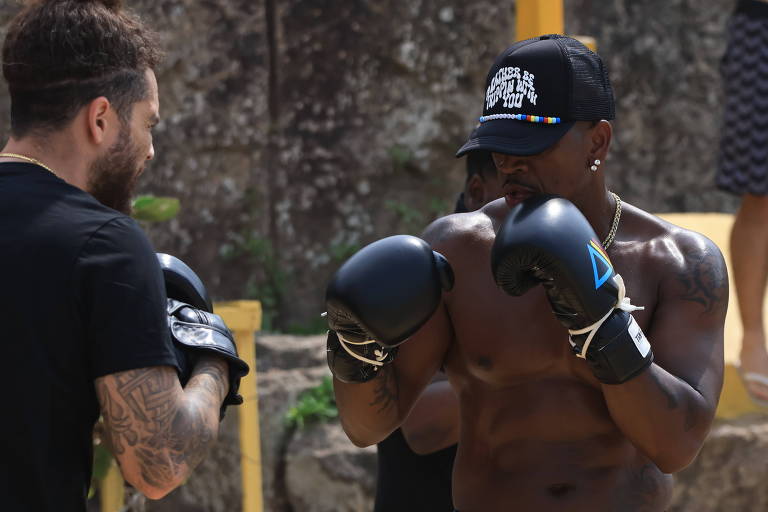 Rapper Ne-Yo treina na praia do Arpoador