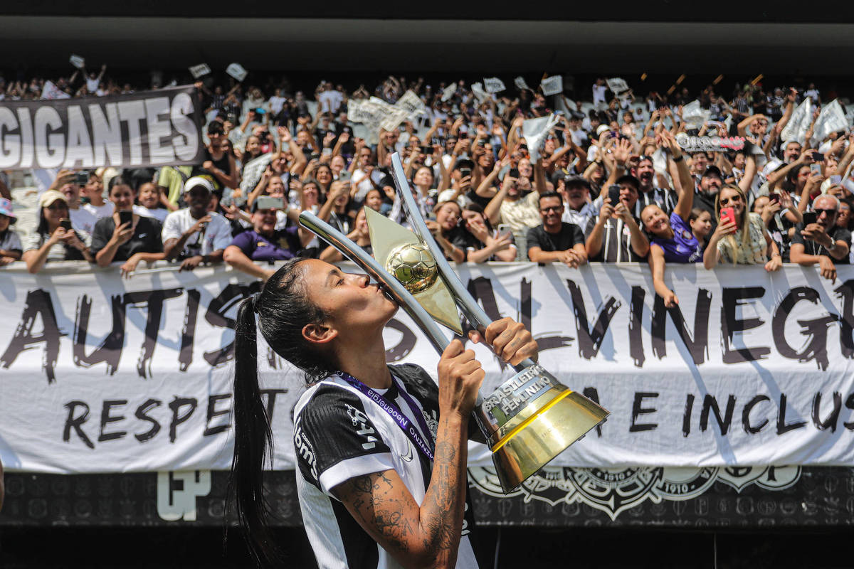 Globo renova contrato com CBF e vai transmitir futebol feminino até 2027