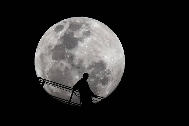 Lua cheia brilha no céu de Sydney, na Austrália; veja fotos de hoje