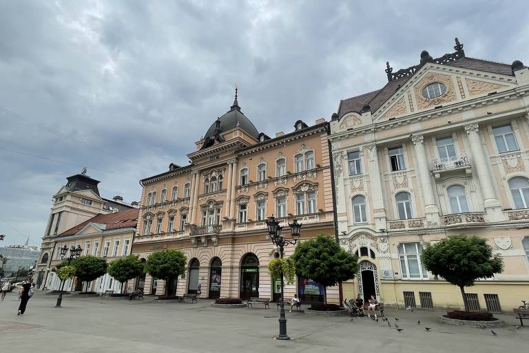 Rua no centro de Novi Sad, na região de Voivodina, na Sérvia