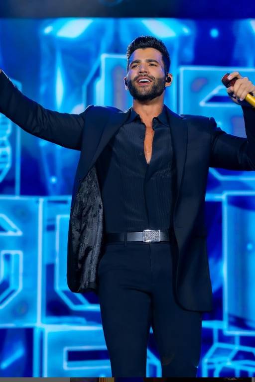 Já o cantor Gusttavo Lima, cujo nome é Nivaldo Batista Lima, teve a prisão decretada por ter transportado de avião José André da Rocha Neto, dono da casa de apostas VaideBet, e sua esposa Aislla Rocha, ambos também investigados pela operação