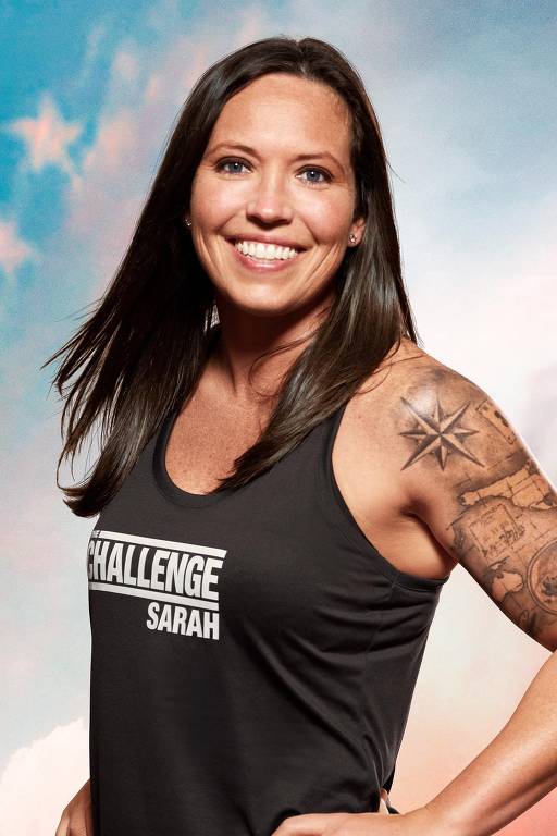 A imagem mostra uma mulher sorridente com cabelo longo e liso, usando uma camiseta preta com a inscrição 'THE CHALLENGE SARAH'