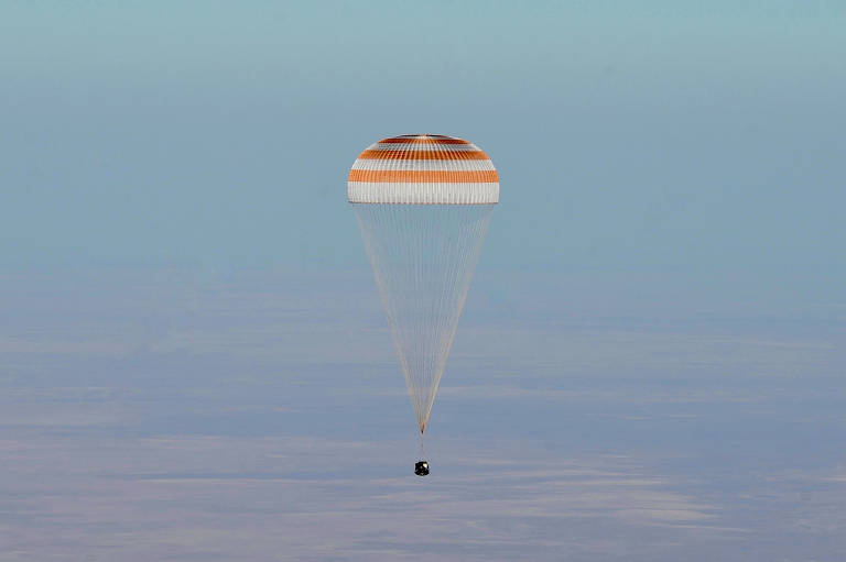 Cosmonautas recordistas de permanência na Estação Espacial voltam à Terra