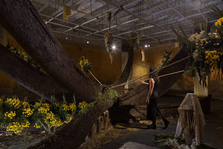 Sala com uma árvore e plantas