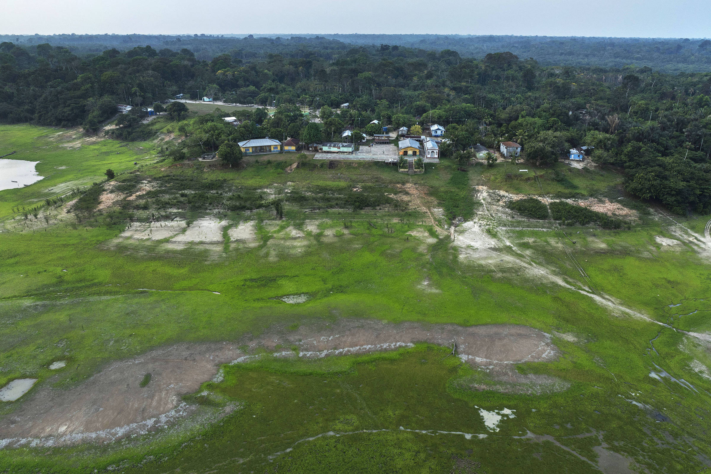 Lago seco em frente a comunidade