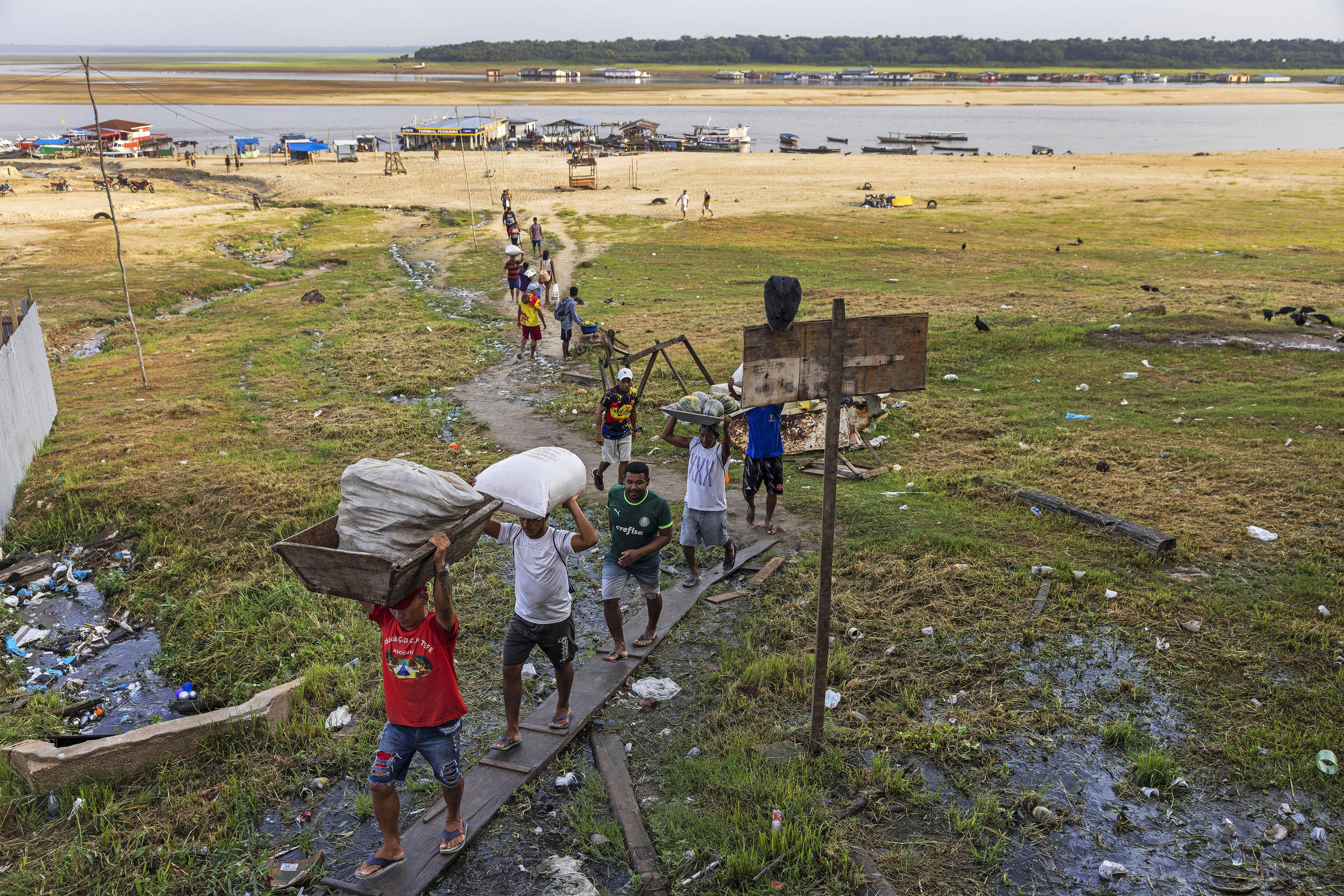 Secas severas impactam produção de farinha de mandioca e travam acesso a lagos com pirarucu