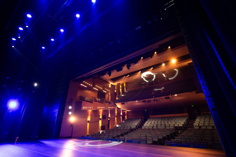 Imagem da parte interna do Teatro Porto, na região central da cidade
