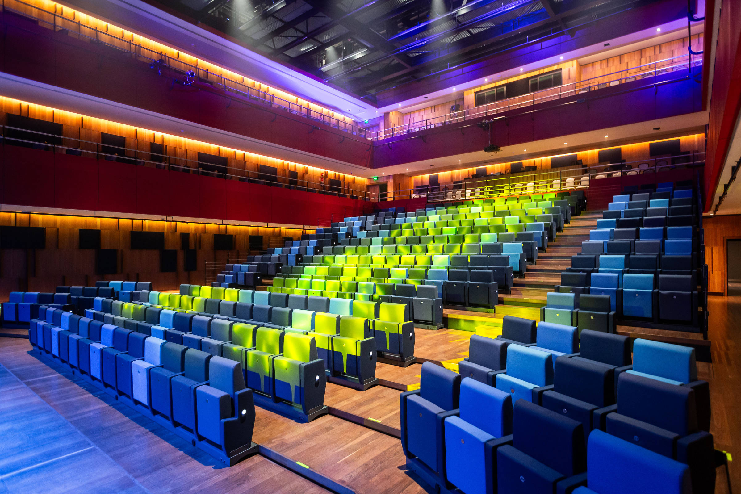 Teatro B32 resiste aos barulhos da Faria Lima e tem melhor acústica da cidade