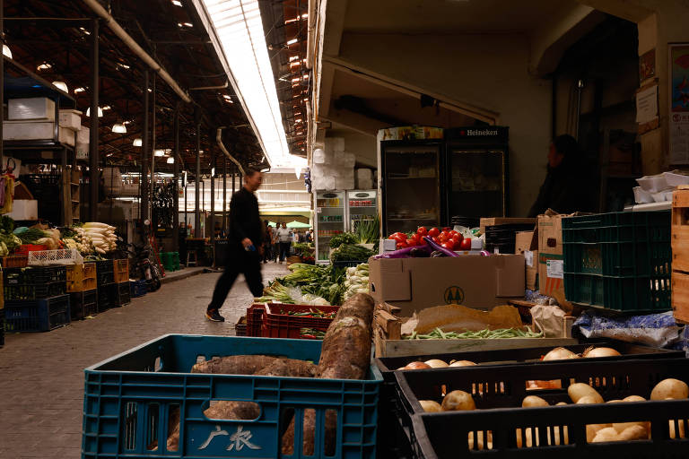 Caixas armazenam alimentos em mercado de São Paulo