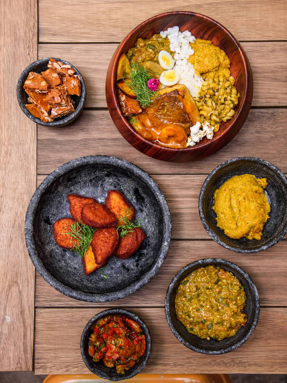 Caruru completo servido no restaurante Preto Cozinha, em Pinheiros