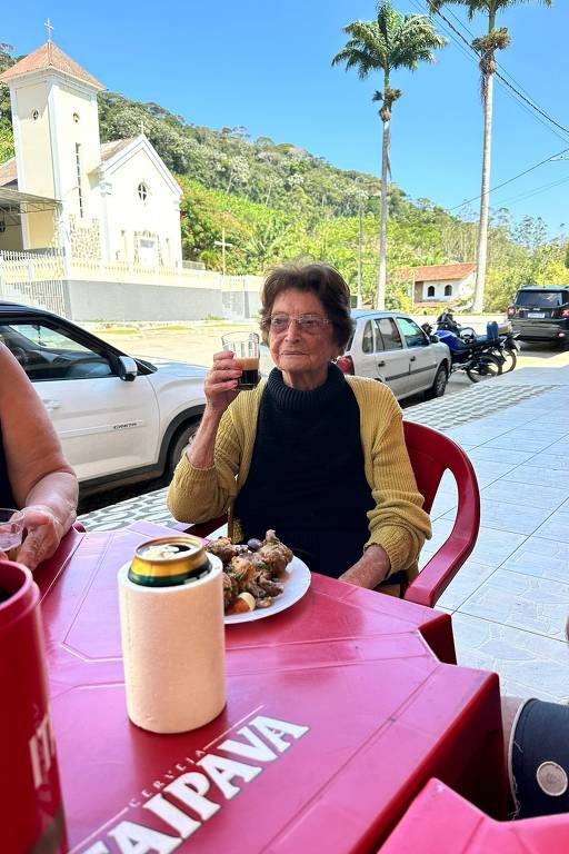 Jandyra Faria dos Santos tem 110 anos e é fã do Botafogo; ela gosta de palavras cruzadas e jogo de futebol