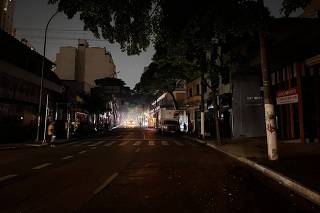 Rua das Palmeiras sem energia elétrica