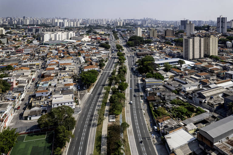 Duas largas vias no centro da imagem (a avenida Inajar de Souza) cortam bairro do Limão, com mais casas à esqueda e prédios altos à direita