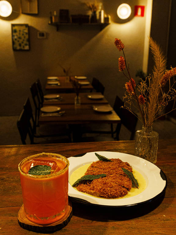 Drinque sandia e lombo empanado com creme de milho, do restaurante e bar Jabalí