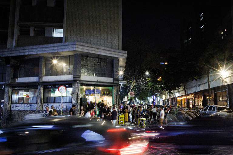 Movimento nos bares e restaurantes da rua Jesuíno Pascoal