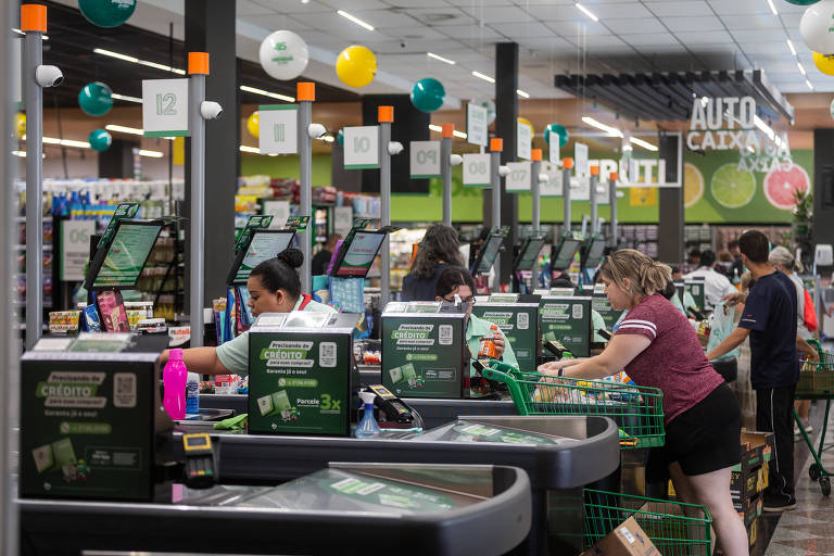 Movimentação no supermercado Chama da rua do Oratório, no bairro da Mooca, zona leste de São Paulo