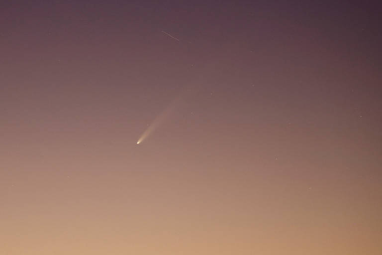 Cometa C/2023 A3, conhecido como o cometa do século, fotografado antes do amanhecer de Arinaga, na Espanha