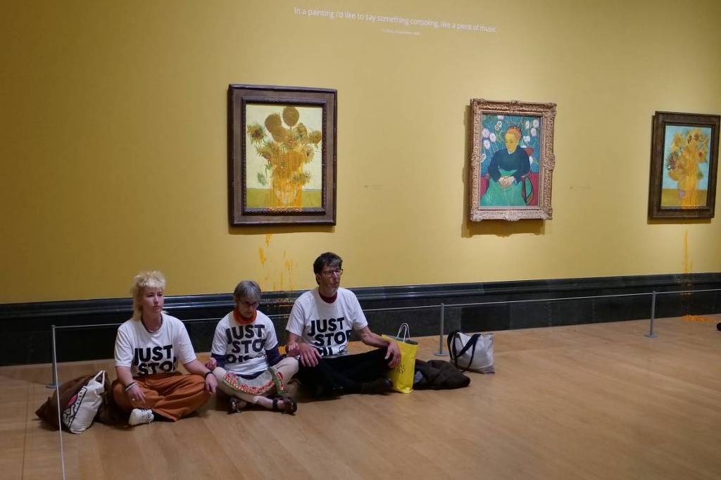 Ativistas jogam sopa em dois quadros de Van Gogh em Londres, em reação à prisão de manifestantes