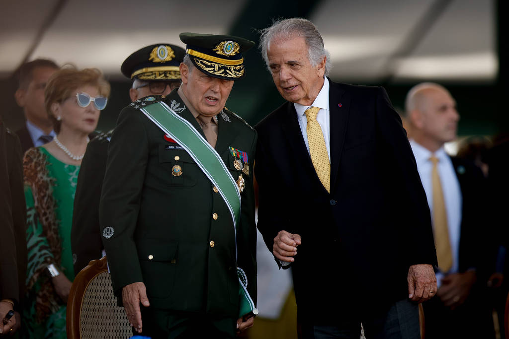O comandante do Exército, Tomás Paiva, e o ministro da Defesa, José Mucio, em desfile do Dia do Soldado, em Brasília - Pedro Ladeira - 22.ago.2024/Folhapress