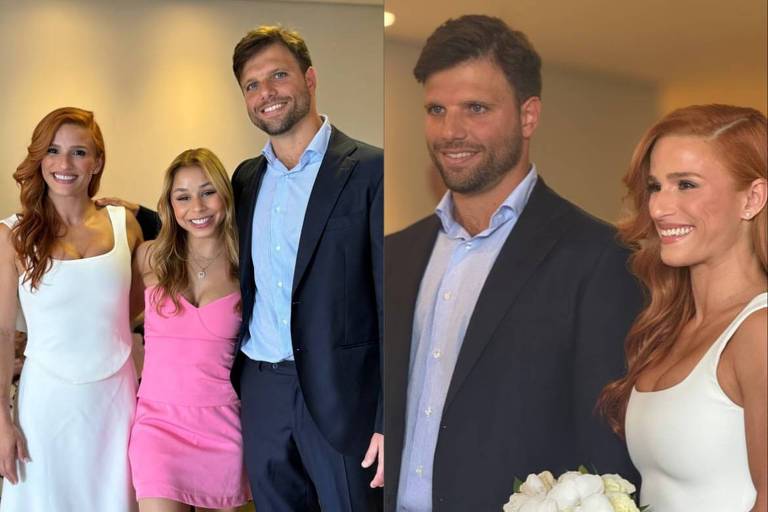 A imagem mostra um grupo de três pessoas em um ambiente interno. À esquerda, uma mulher com cabelo longo e ruivo usa um vestido branco. Ao centro, uma mulher com cabelo castanho claro e ondulado veste um vestido rosa. À direita, um homem com cabelo escuro e barba usa um terno escuro e camisa clara. Na parte direita da imagem, o homem e a mulher ruiva estão juntos, e ela segura um buquê de flores brancas.