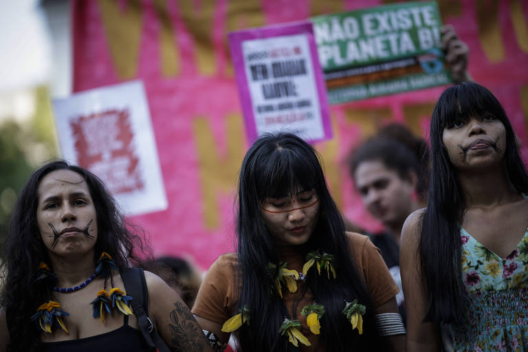 Manifestantes participam de ato contra as queimadas e o marco temporal no Páteo do Colégio, centro histórico de São Paulo, na tarde deste domingo (29).