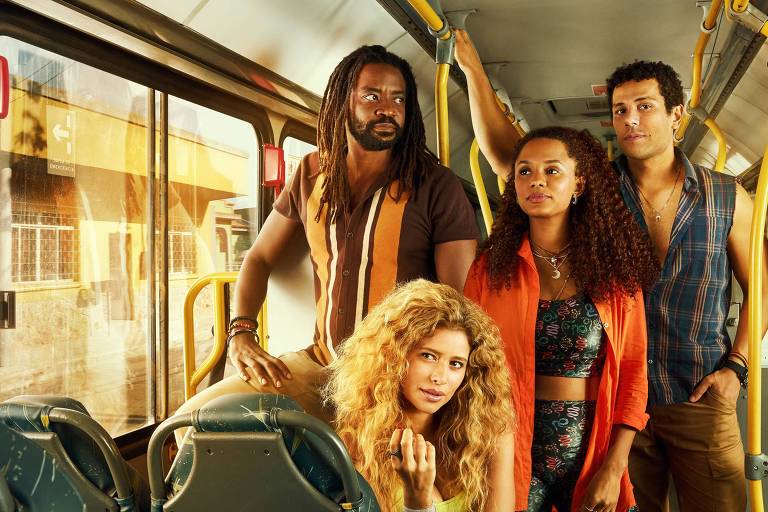 A partir da esquerda, no sentido horário, Fabrício Boliveira, Jéssica Ellen e Amaury Lorenzo e Isadora Cruz, em cartaz da novela 'Volta Por Cima', da Globo