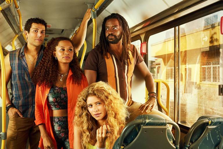 A partir da direita, no sentido horário, Amaury Lorenzo, Jéssica Ellen, Fabrício Boliveira e Isadora Cruz, em cartaz da novela 'Volta Por Cima', da Globo