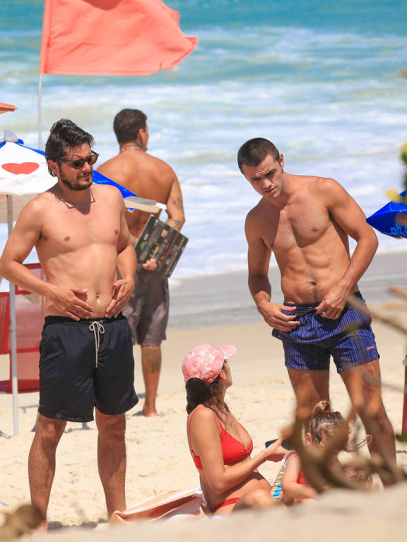 Bruno Gissoni e o irmão  Felipe Simas curtem praia na Barra da Tijuca no Rio