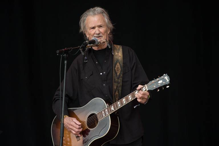 Kris Kristofferson toca violão no Festival de Glastonbury, no Reino Unido; músico e ator morreu em setembro, aos 88 anos