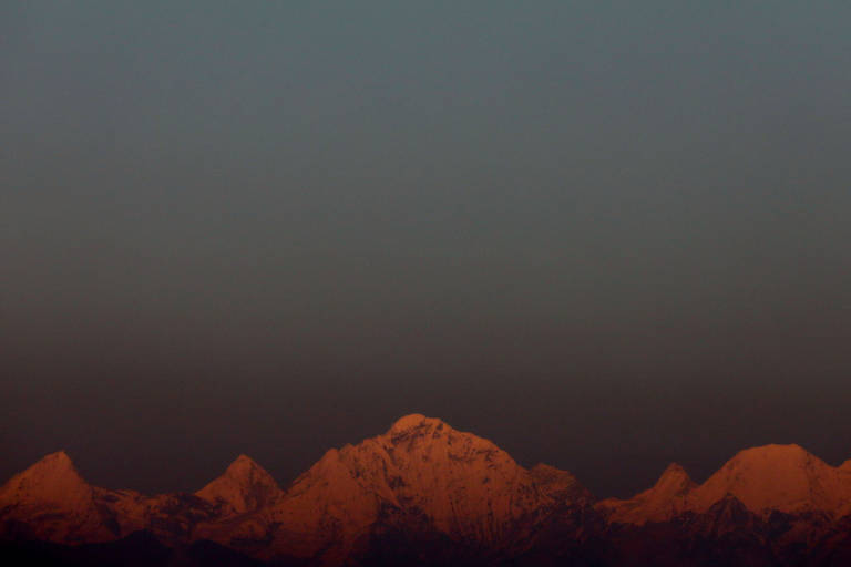 O Monte Everest é a montanha mais alta da Terra, com seus 8,85 quilômetros acima do nível do mar