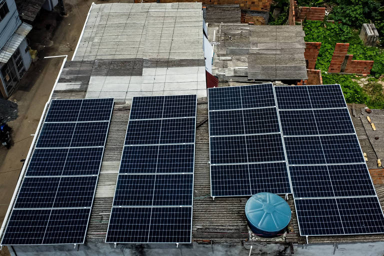 Painéis solares montados em mercado de Salvador