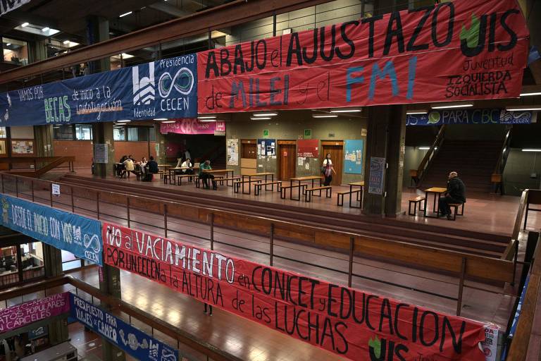 Faixas contra o governo Milei na Universidade de Buenos Aires