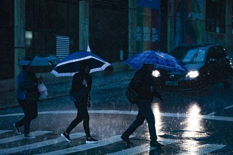 PORTO ALEGRE  RS, BRASIL , 26.09.2024 , BRASIL , Chuva permanecerá em vigor o alerta de ventos fortes, chuvas e temporais isolados para Porto Alegre emitido pela Defesa Civil Municipal a Capital poderá gft5 registrar entre 50mm e 100mm por dia, e o vento atingir até 80km/h. Foto: Alex Rocha/ PMPA DIREITOS RESERVADOS. NÃO PUBLICAR SEM AUTORIZAÇÃO DO DETENTOR DOS DIREITOS AUTORAIS E DE IMAGEM