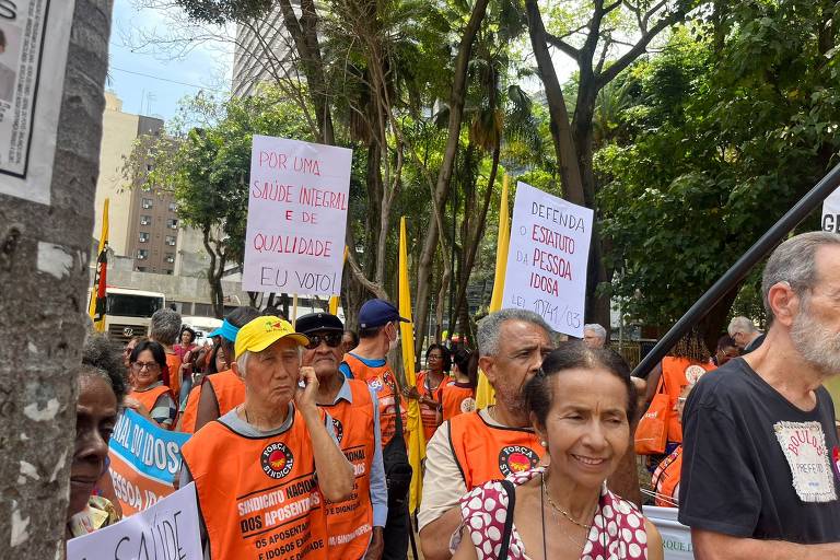 Aposentados fizeram a primeira manifestação em defesa da Previdência Social, no Dia do Idoso, na praça da República, região central da capital paulista